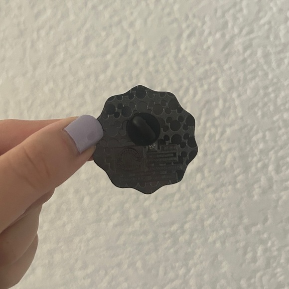 Mickey Mouse Disney Pride Collection 2024 Rainbow Pin (Limited Edition)- NEW - Picture 9 of 13